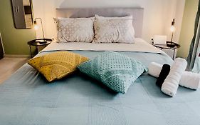 Metro Chic Haven: Modernized Urban Studio Near The Tram