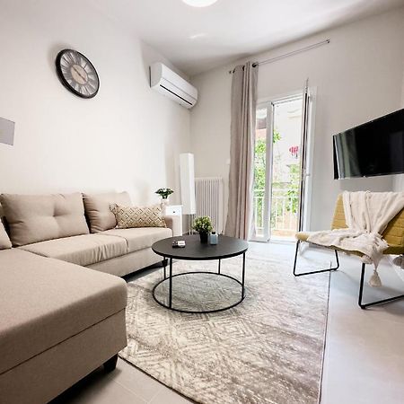 Metro Chic Haven: Modernized Urban Studio Near The Tram Athens Exterior photo