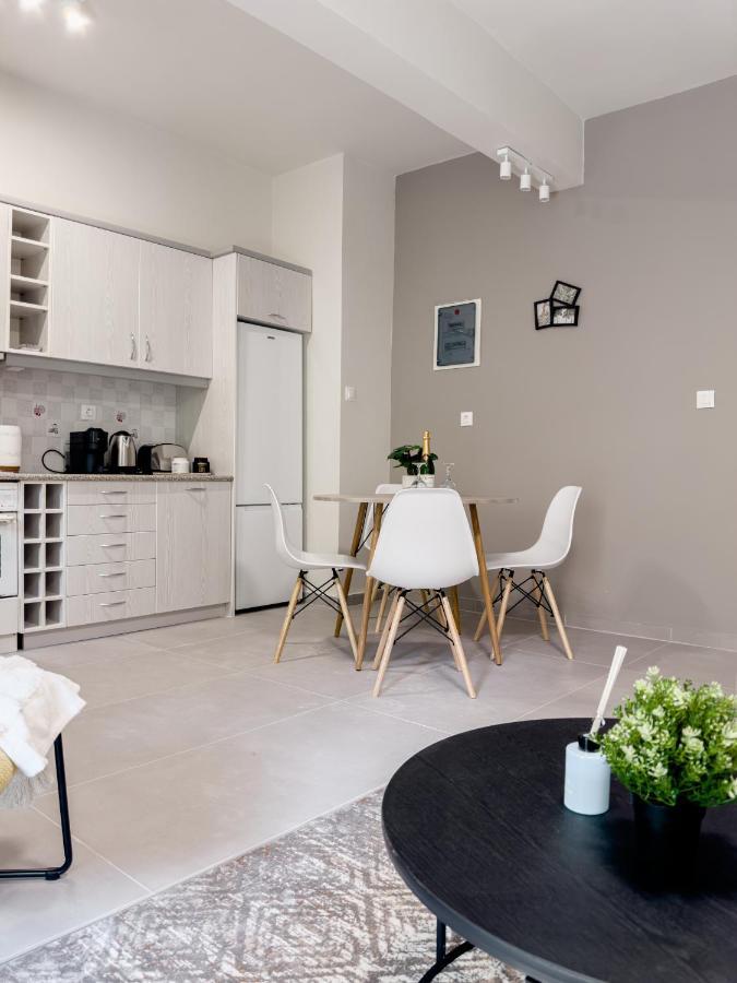 Metro Chic Haven: Modernized Urban Studio Near The Tram Athens Exterior photo