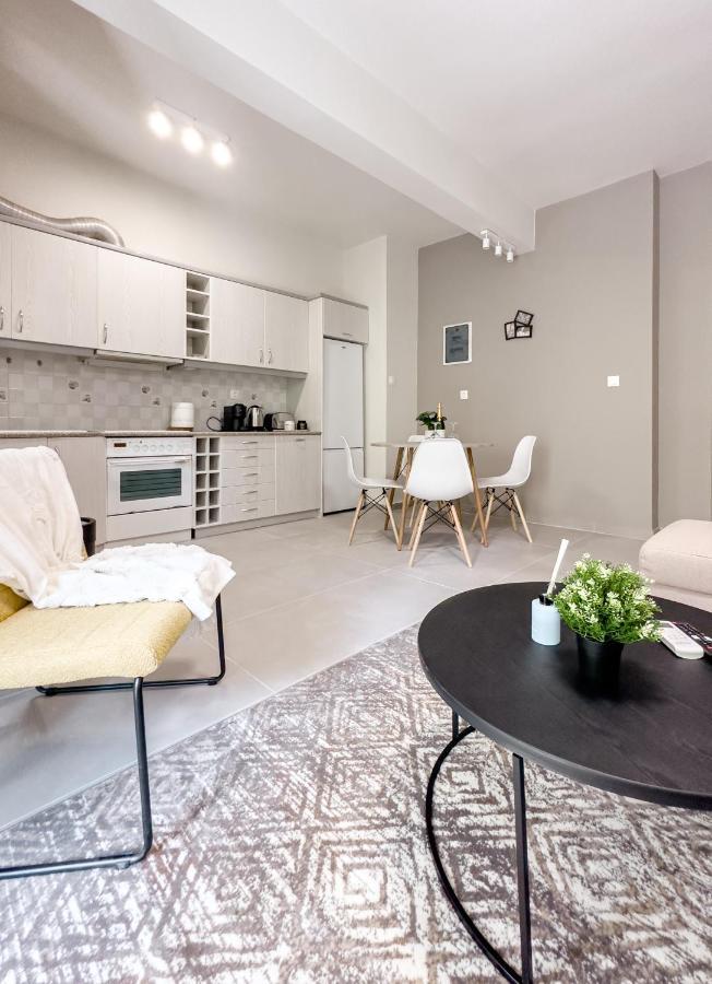 Metro Chic Haven: Modernized Urban Studio Near The Tram Athens Exterior photo