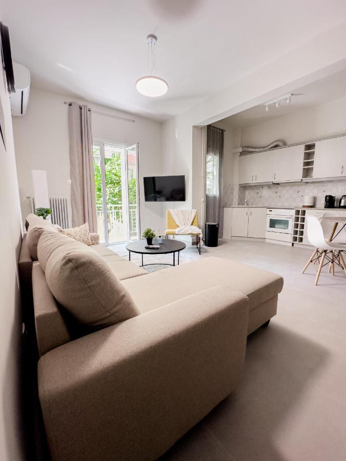Metro Chic Haven: Modernized Urban Studio Near The Tram Athens Exterior photo