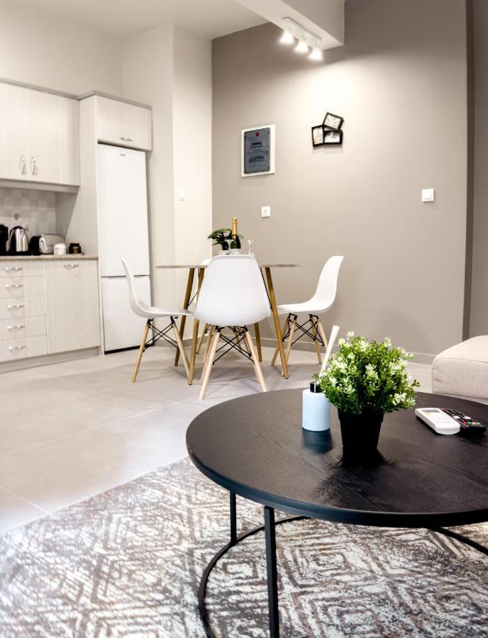 Metro Chic Haven: Modernized Urban Studio Near The Tram Athens Exterior photo