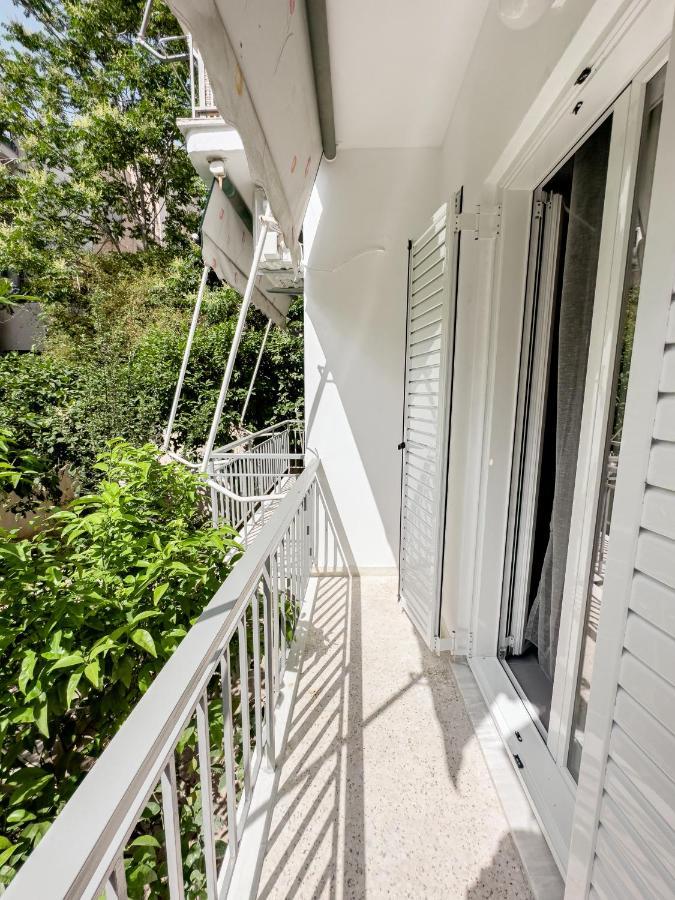 Metro Chic Haven: Modernized Urban Studio Near The Tram Athens Exterior photo