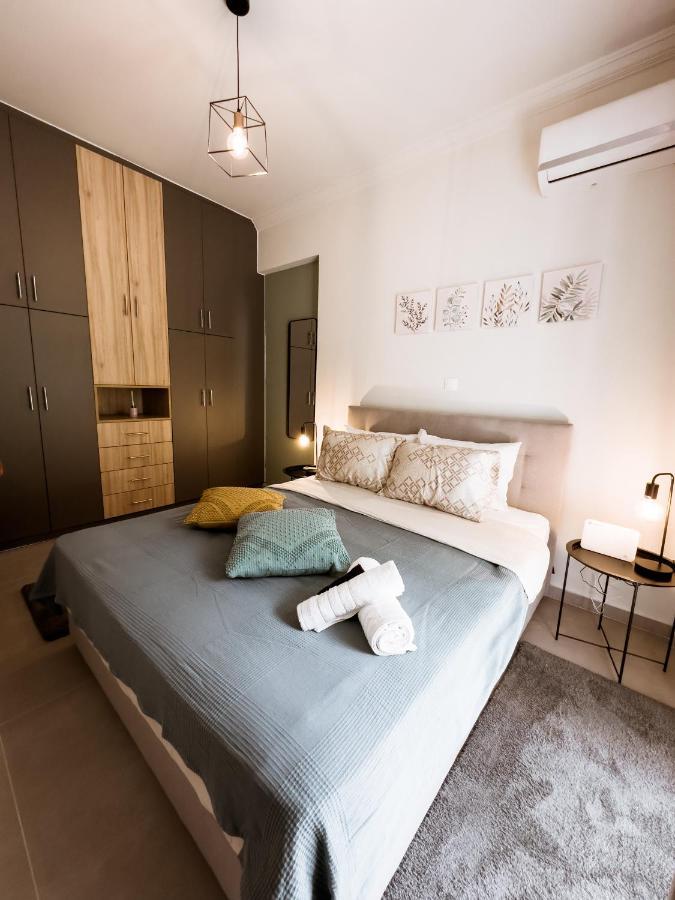 Metro Chic Haven: Modernized Urban Studio Near The Tram Athens Exterior photo