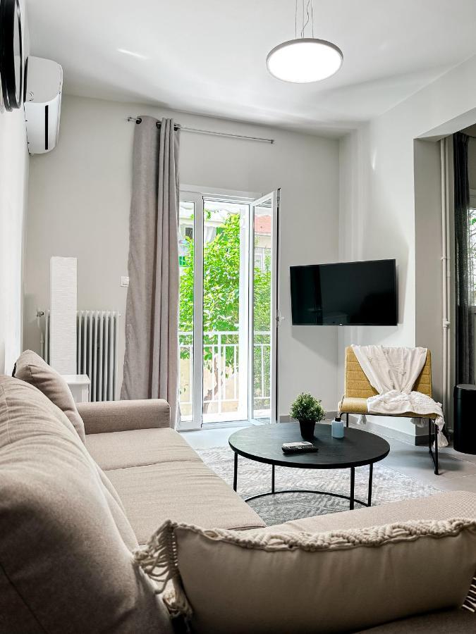 Metro Chic Haven: Modernized Urban Studio Near The Tram Athens Exterior photo
