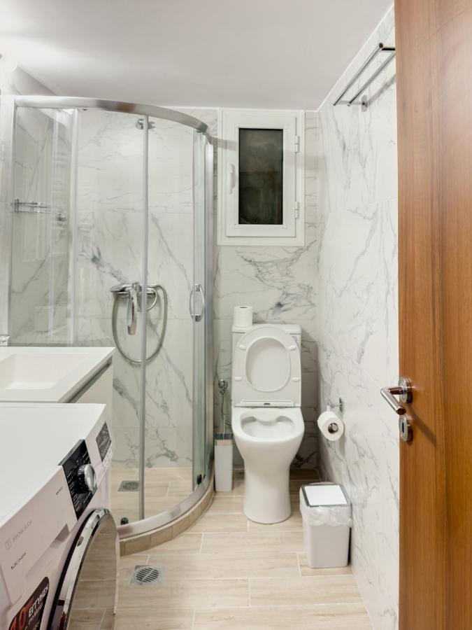 Metro Chic Haven: Modernized Urban Studio Near The Tram Athens Exterior photo