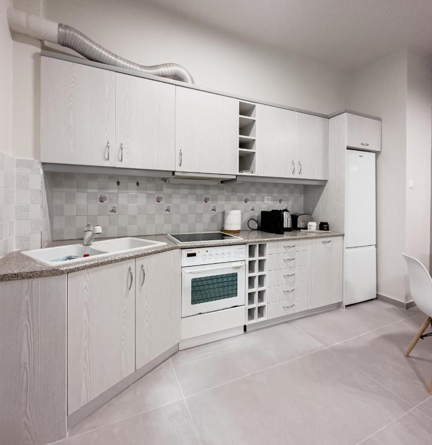 Metro Chic Haven: Modernized Urban Studio Near The Tram Athens Exterior photo