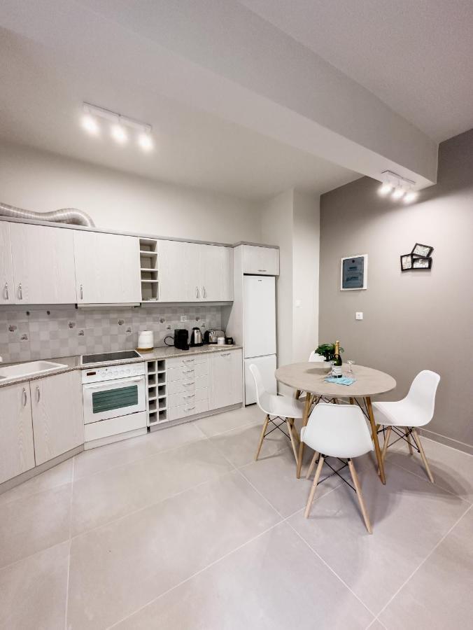 Metro Chic Haven: Modernized Urban Studio Near The Tram Athens Exterior photo
