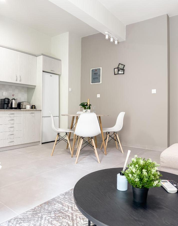 Metro Chic Haven: Modernized Urban Studio Near The Tram Athens Exterior photo