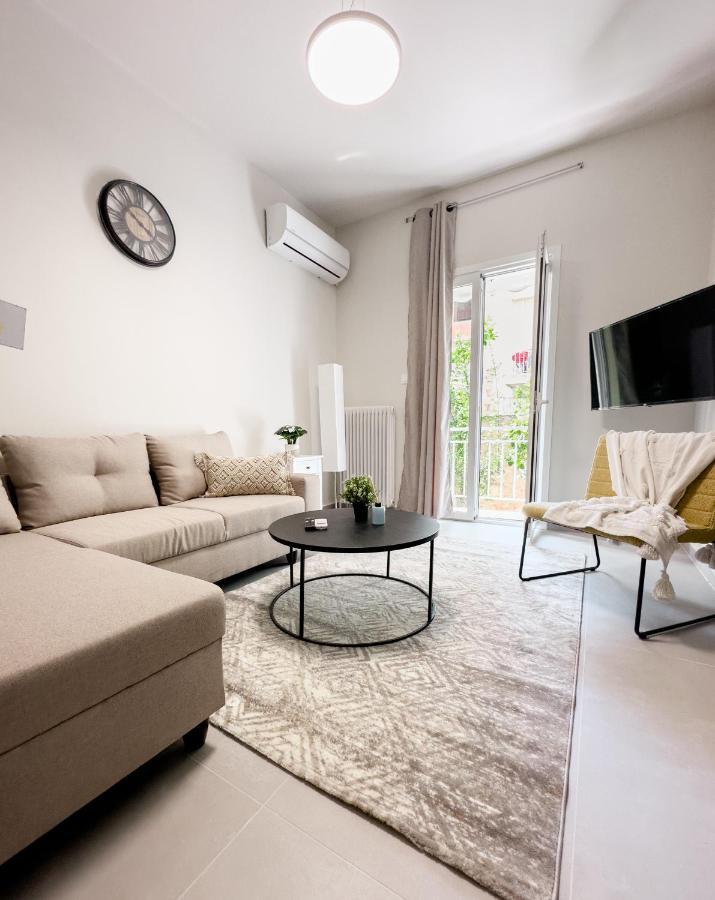 Metro Chic Haven: Modernized Urban Studio Near The Tram Athens Exterior photo