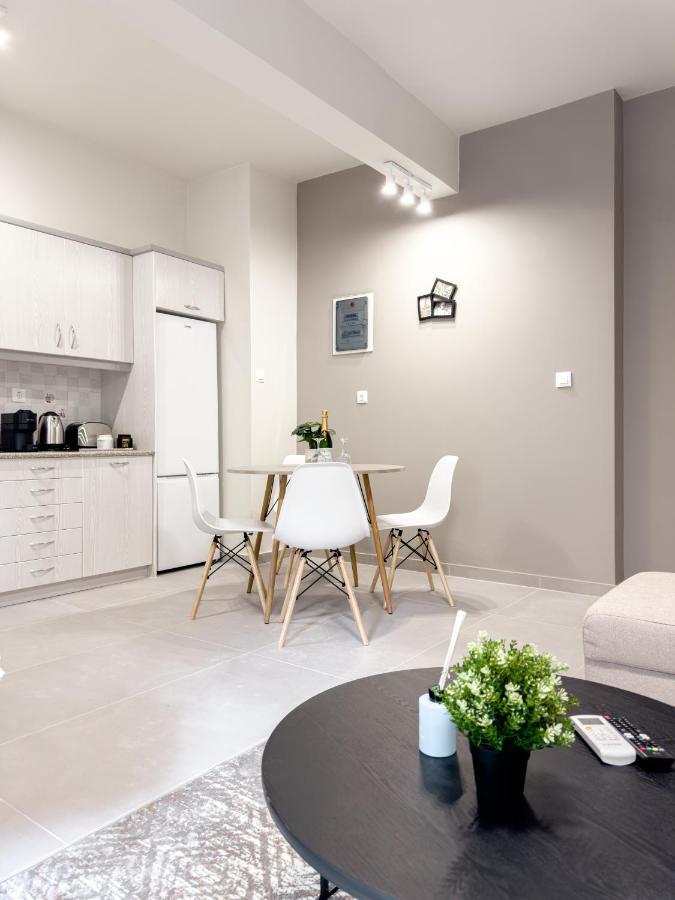 Metro Chic Haven: Modernized Urban Studio Near The Tram Athens Exterior photo