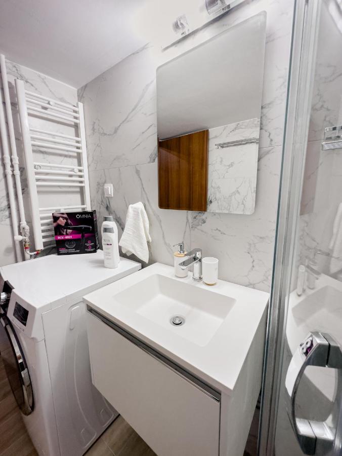 Metro Chic Haven: Modernized Urban Studio Near The Tram Athens Exterior photo