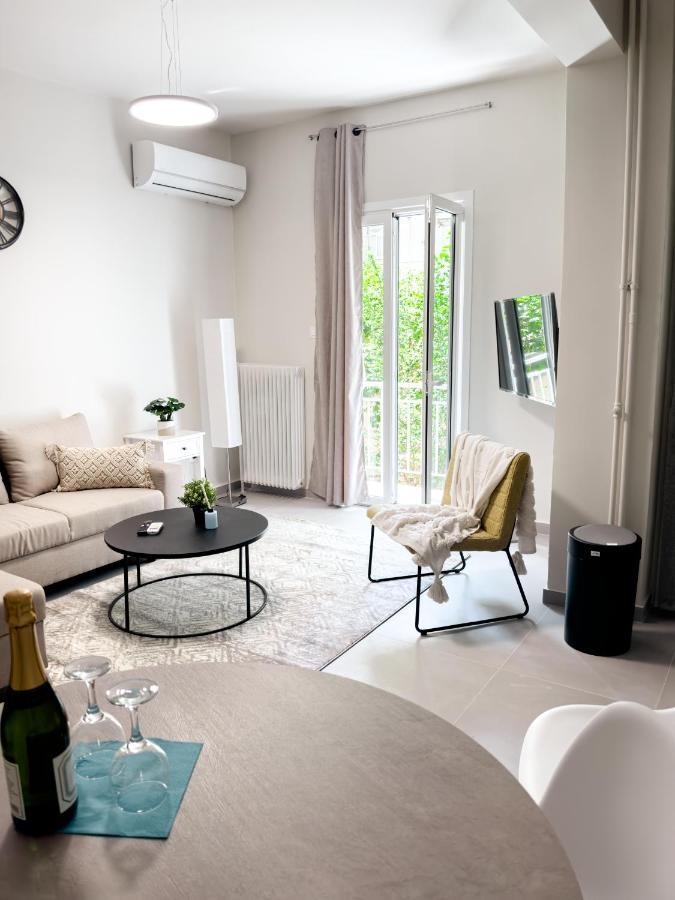 Metro Chic Haven: Modernized Urban Studio Near The Tram Athens Exterior photo